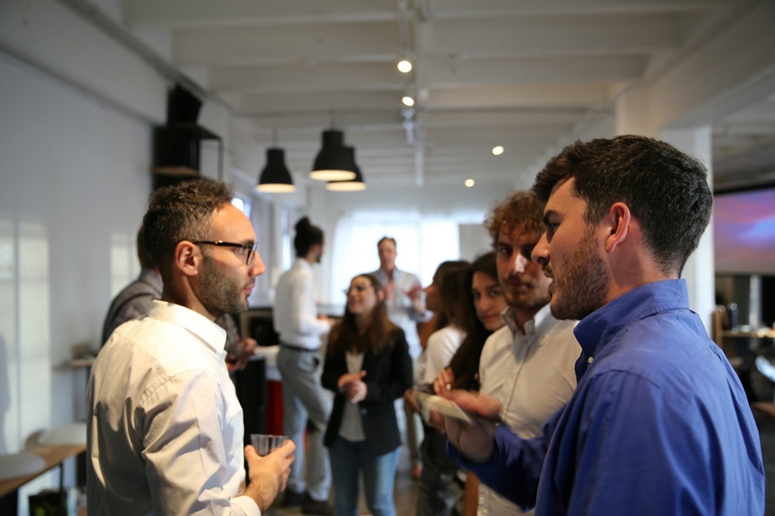 Teilnehmer im Gespräch beim Networking